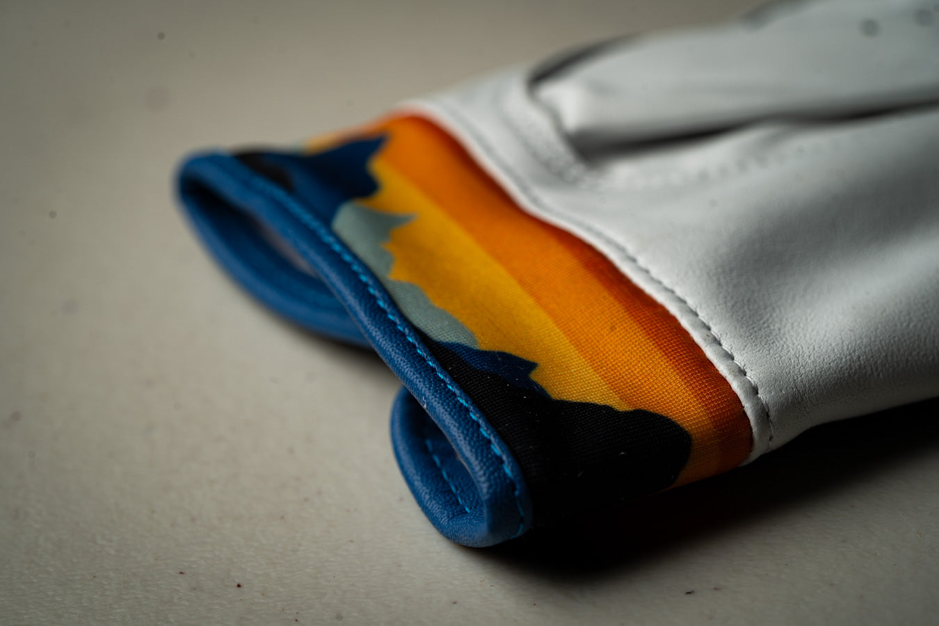 Men's Horizon Crest Signature Glove
